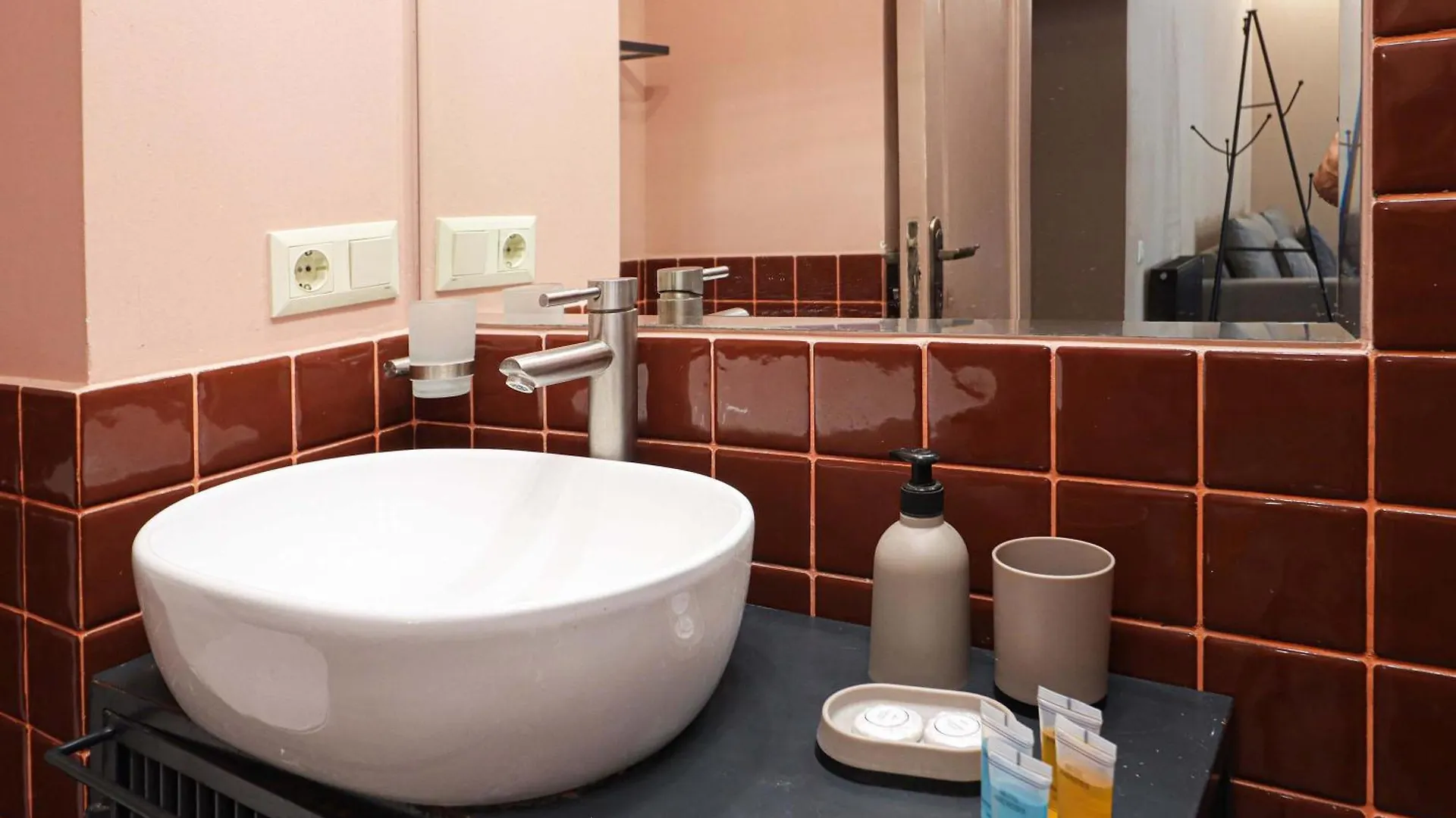 Spacious 1Br Apartment In The Heart Of Tbilisi 0*,